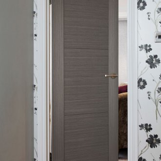 Сива фурнирована врата