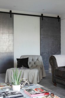 Сива стоманена врата