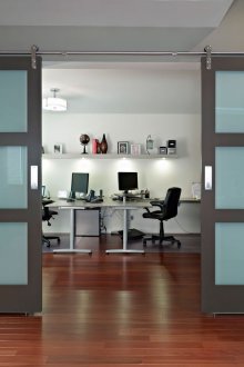 Сива врата със стъкло