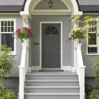 Тъмно сива врата