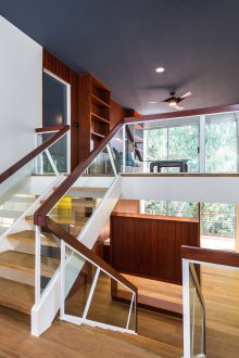 Модерно стълбище със стъклен парапет