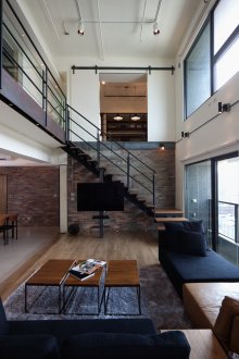 Метално черно стълбище с дървени стъпала