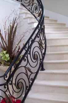 Класическо каменно стълбище с парапети от ковано желязо