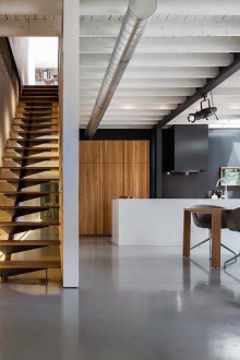 Минималистично стълбище към втория етаж с осветление