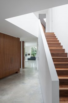 Дървено стълбище с твърд парапет