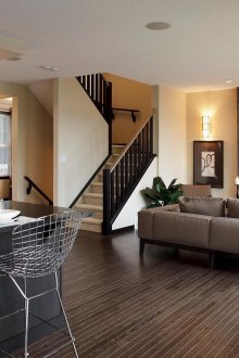 Красиво черно и бежово стълбище към втория етаж