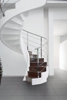 Спирално стълбище с каменни стъпала