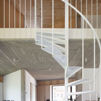 Бяло спирално стълбище в селска къща