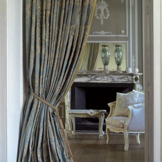 Сиви завеси в класически стил.