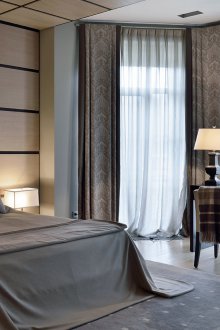 Сиви завеси на прозореца