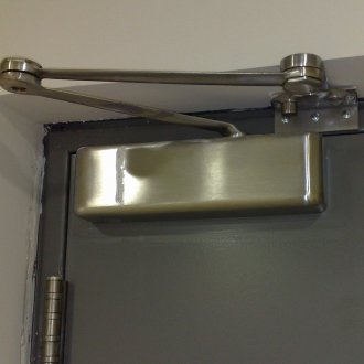 По-близо до метална врата