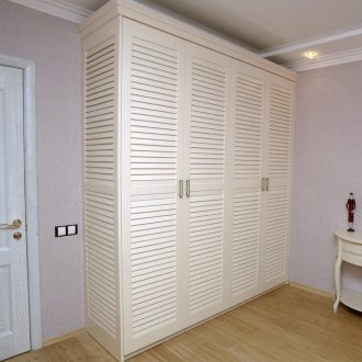 Венецианска врата от килера в спалнята