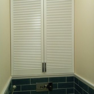 Шкаф с вградени врати в тоалетната