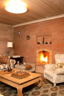 Селска всекидневна с камина в тухлена стена