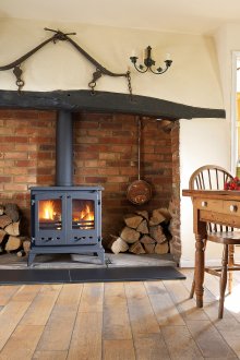 Селска всекидневна с метална камина