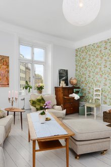 Светла всекидневна с селска камина