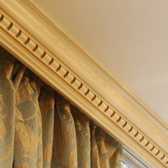 Тавани завеси на дървена перваза