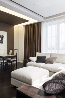 Таванни завеси в хола