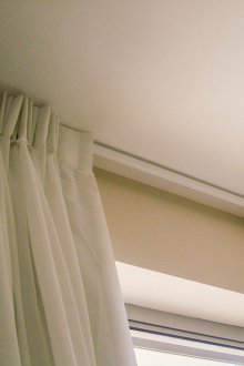 Таванни завеси на перваза