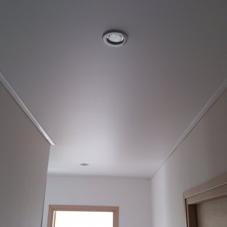 Сатенен таван в коридора