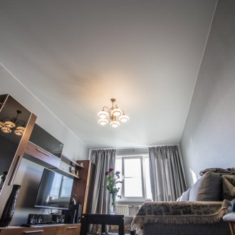 Сатенен таван в хола