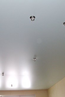 Сатенен плат от таван