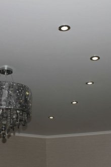 Сатен таван с прожектори