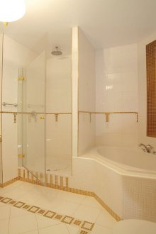 Сатенен таван в банята