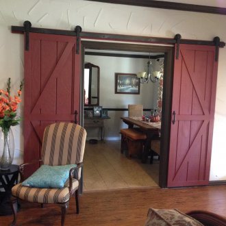 Закачена червена врата