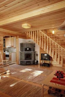 Дневна с камина в руски селски стил