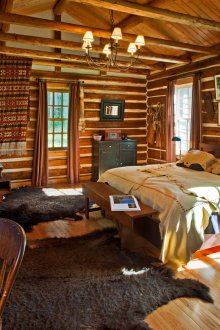 Просторна спалня с бюро в руски селски стил