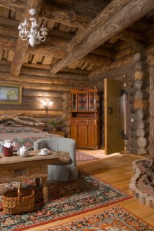 Спалня с ъглова камина в руски селски стил