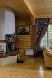 Голяма всекидневна с камина в руски селски стил