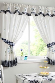 Къси завеси в кухнята