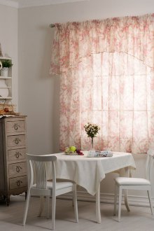 Къси розови завеси