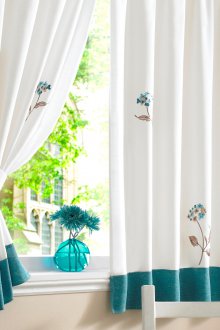 Къси бродирани завеси