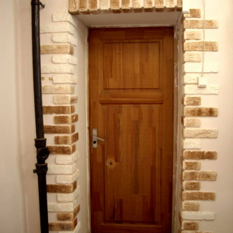 Склонове от камък на вратата