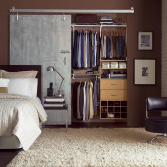 Метална врата към спалнята