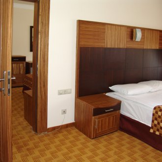 Раирана врата на спалнята