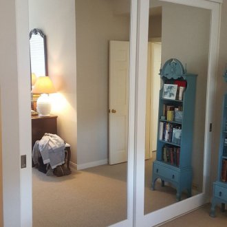 Вратата към килера в спалнята