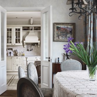 Бяла кухненска врата