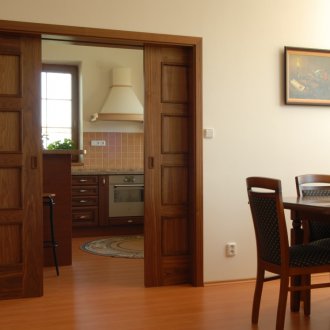 Орехова кухненска врата