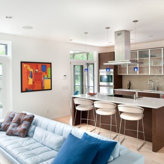 Пластмасова врата към кухнята