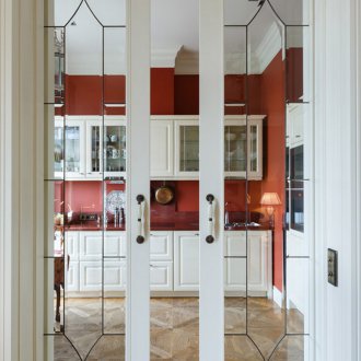 Витражна врата към кухнята