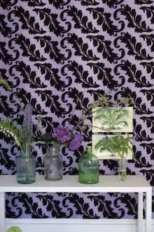 Лилав тапет с черен модел