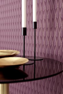 Лилав тапет с шарка