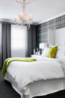 Сив татуиран кариран