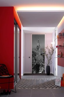 White wallpaper and red elements in the interior of the hallway