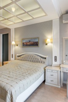 Сив тапет в спалнята