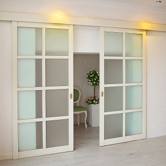 Плъзгаща се бяла врата